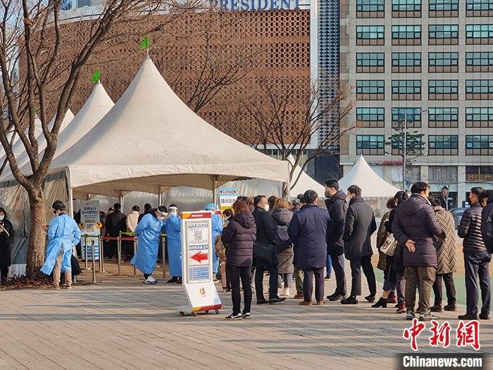 韩国单日新增确诊病例数首破万 核酸检测点排起长队