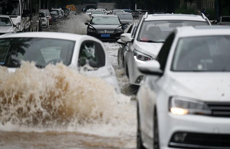 石家庄暴雨致道路积水