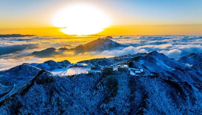 四川巴山大峡谷云海与雪景相映生辉