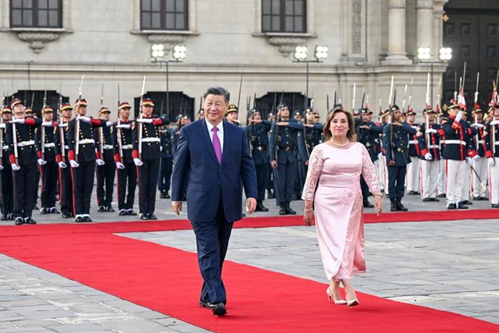 习近平同秘鲁总统博鲁阿尔特举行会谈