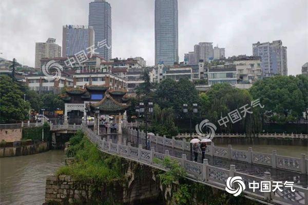 周末江南等地暴雨如注 华北烤华南蒸