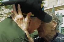 相隔75年 二战老兵与昔日恋人相拥相吻
