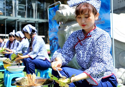 赏民俗吃粽子 各地民众迎端午