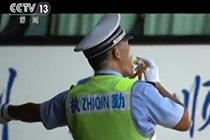 厦门“哨子哥”交警走红