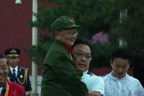 记者抱起95岁老兵看升旗
