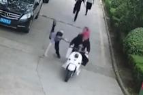 民警飞扑逃跑嫌犯被车带飞